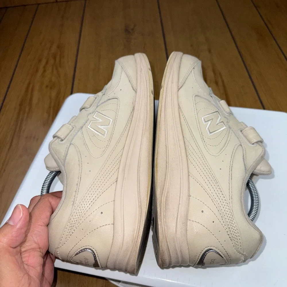 New Balance 577 Hook and Loop Walking Shoes Mens 9.5 Wide 2E Bone Beige MW577VB